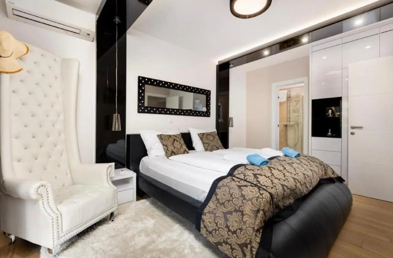 Villa Bella With Pool 말린스카 아파트